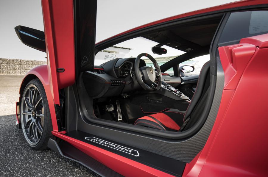 Интерьер Lamborghini Aventador SVJ 2018 года  (WW) (фото 32 из 53)